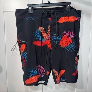 Volcom Men’s Bermuda Board Shorts Size 36 Black Polyester Tropical Print Swim